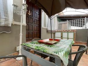 een tafel met een parasol op een patio bij Casa Almendra in Santa Cruz de Tenerife
