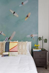 1 dormitorio con 1 cama con tablas de surf en la pared en Golden Hour, en St. Augustine