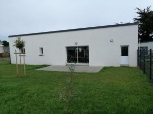 a white building with a yard in front of it at Maison située entre plage la mine d'or et bourg in Pénestin