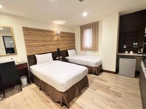 Postel nebo postele na pokoji v ubytování Kaishen Hotel