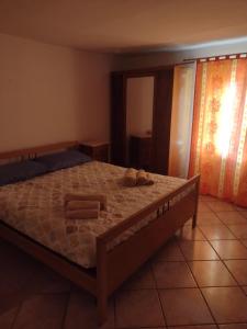 um quarto com uma cama grande com sapatos em Casa Pitagora em Pesche