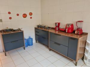 een keuken met twee toonbanken met apparatuur erop bij Linda Casas 5/4 Praia de Vilas do Atlântico !!! in Lauro de Freitas