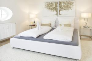 a bedroom with two beds with white pillows at Auster in Flensburg