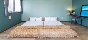 Postel nebo postele na pokoji v ubytování Breaky Hotel