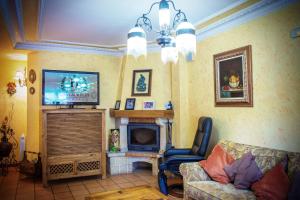 a living room with a fireplace and a television at Hosteria Los Laureles in Noja