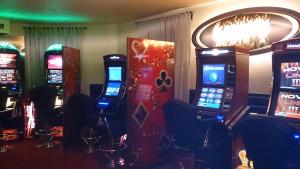 una habitación con varias máquinas tragaperras en un casino en Hotel in en Amberg