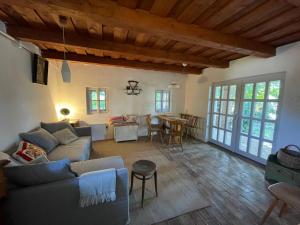 uma sala de estar com um sofá e uma mesa em Chez Sári em Sarud