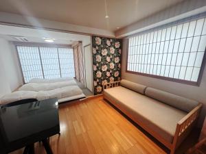 Istumisnurk majutusasutuses Nplus Tokyo Akihabara Premium