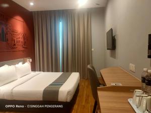 Postel nebo postele na pokoji v ubytování Singgah Pengerang Hotel