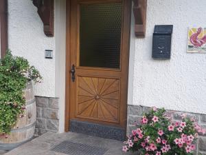 テルメーノにあるHaus Eviの花の家側の木製ドア
