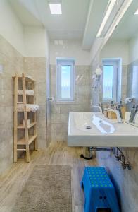 uma casa de banho com uma grande banheira branca e um lavatório. em Captains House em Fažana