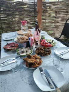 una mesa con platos de comida encima en Guesthouse Elisabeth en Omalo