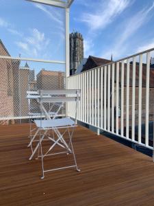 ein weißer Stuhl steht auf einer Terrasse auf einem Balkon in der Unterkunft #2800ourhome 301 in Mechelen