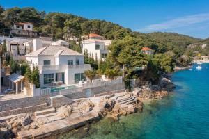 a group of houses on the shore of the water at More Brac in Selca