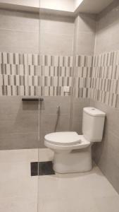 Bilik mandi di Hotel Grand Galaxy