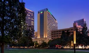 un edificio alto en una ciudad por la noche en Courtyard by Marriott Hangzhou Wulin, en Hangzhou