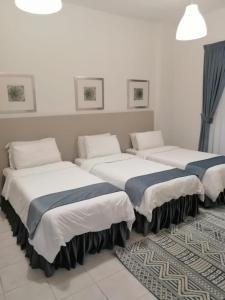 Un pat sau paturi într-o cameră la Kuwait Residence