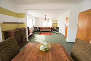 comedor con mesa y sala de estar en Ferienhaus Blocksberg en Braunlage