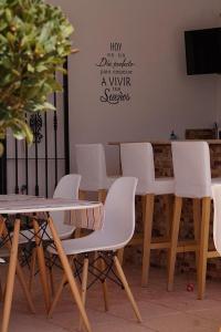 una mesa y sillas en una habitación con una pared en BB Casa Alegria, en Las Encebras