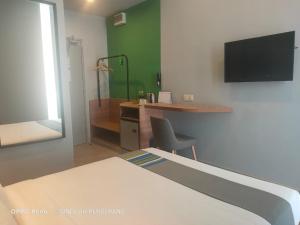 TV a/nebo společenská místnost v ubytování Singgah Pengerang Hotel