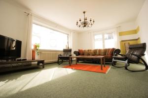 sala de estar con sofá y TV en Ferienhaus Blocksberg en Braunlage