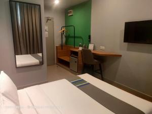 Postel nebo postele na pokoji v ubytování Singgah Pengerang Hotel
