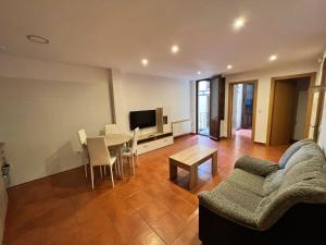 sala de estar con sofá y mesa en Apartamentos Raíces en Mogarraz