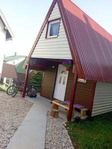 una pequeña casa con techo rojo y puerta blanca en Holiday_home _Jana, en Žabljak