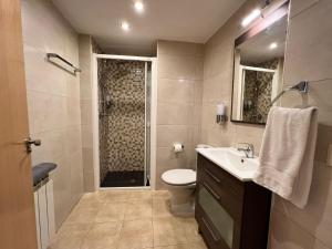 Koupelna v ubytování Apartamentos Raíces + 18 fotografií