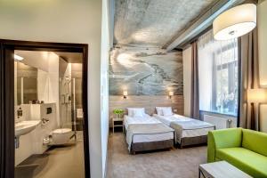 pokój hotelowy z łóżkiem i łazienką w obiekcie Hotel Loft 1898 w mieście Suwałki
