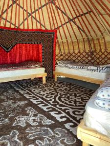 Bokonbayevo的住宿－Yurt camp Sonun，蒙古包内带两张床的房间