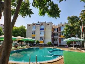 a swimming pool in front of a building at хотел Централ in Sozopol