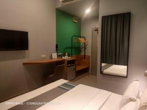 Postel nebo postele na pokoji v ubytování Singgah Pengerang Hotel