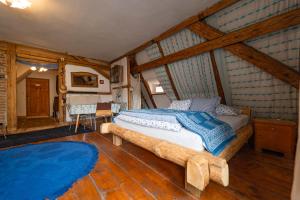 1 dormitorio con cama y alfombra azul en Dům V Centru, en Česká Kamenice