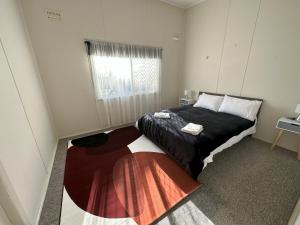 1 dormitorio con cama y ventana en 1 Bedroom Apartment near Graftons Waterfront, en Grafton