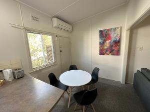 グラフトンにある1 Bedroom Apartment near Graftons Waterfrontのテーブルと椅子とソファのある部屋 +9枚の写真