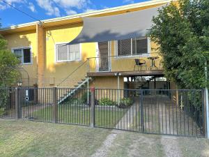 グラフトンにある1 Bedroom Apartment near Graftons Waterfrontの玄関前柵