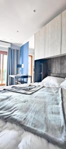 Albatros Accommodations في فِتيربو: غرفة نوم بسرير كبير وطاولة