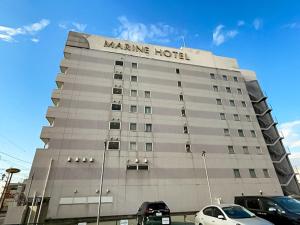 ein großes Gebäude mit einem Schild eines Marmite-Hotels darauf in der Unterkunft Ichihara Marine Hotel in Ichihara