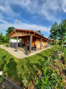 Châtillon-sur-BrouéにあるMarne LAC DU DER JOLI CHALET AU CHARME DU DERの小さな木造家屋(芝生の庭付)