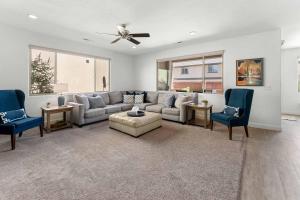 ein Wohnzimmer mit einem Sofa und blauen Stühlen in der Unterkunft Desert Solitaire #101 townhouse in Santa Clara