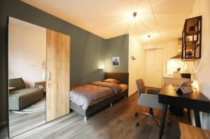 1 dormitorio con 1 cama y escritorio en una habitación en Wittenborg Student Studios, en Apeldoorn