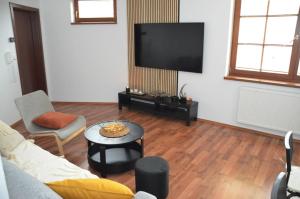 TV a/nebo společenská místnost v ubytování Apartmán U Pepana