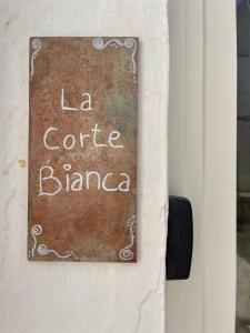 een bord op een deur dat la coffee blanca leest bij La Corte Bianca in Matino