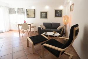sala de estar con sofá y mesa en Le Laou, en Mimet