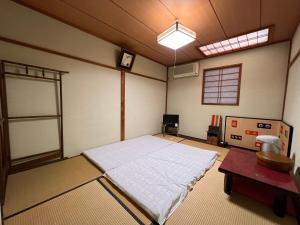 Cette grande chambre comprend un grand lit. dans l'établissement Ryokan Sanki, à Kyoto