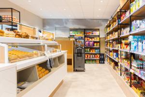 een gangpad voor een supermarkt met planken gevuld met voedsel bij Dormio Resort Nieuwvliet-Bad in Nieuwvliet