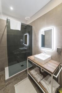 ein Bad mit einem Waschbecken und einer Dusche in der Unterkunft Venus of Milo in Neapel