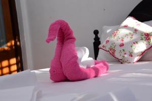 een roze knuffeldier op een bed bij 9 Hills Ella in Ella