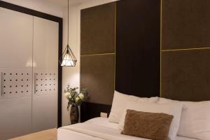 Postel nebo postele na pokoji v ubytování Keypad Hotel - 24 Hang Ga